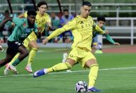 Cristiano Ronaldo marca, Al-Nassr goleia Al-Najma e segue líder no Saudita