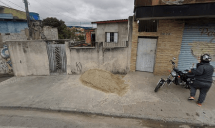 Criança morre após muro desmoronar ao ser atingido por máquina em SP