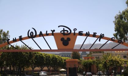 Entrada dos estúdios Walt Disney em Burbank, Califórnia, EUA em 6 de agosto de 2018