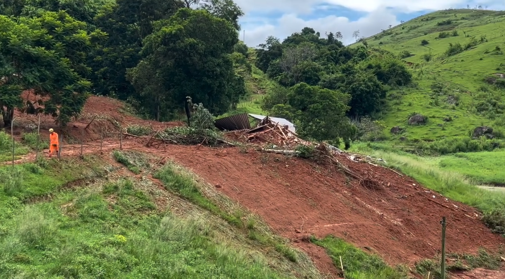 Imagem de destaque do post: Quatro pessoas morrem após deslizamento de terra soterrar casa em MG