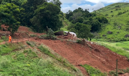 Imagem de destaque do post: Quatro pessoas morrem após deslizamento de terra soterrar casa em MG