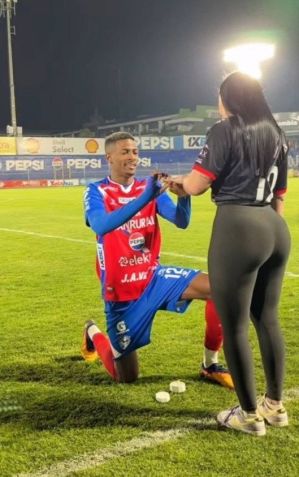 Derrickson Quirós pede a namorada em casamento • Reprodução / Redes Sociais