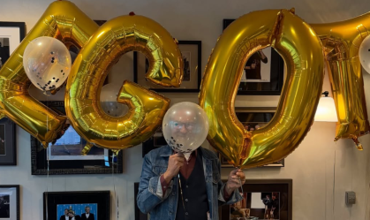 Com balões dourados, Steven Spielberg comemora EGOT