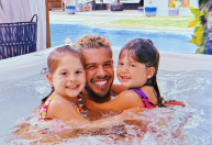 Zé Felipe faz pausa durante gravações e mostra fotos com os filhos no Rio