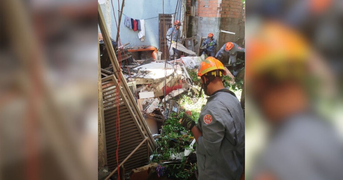 Casa fica destruída após desabar no Jardim Ângela, zona Sul de SP; veja