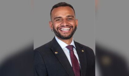 Deputado do DF é atingido por spray de pimenta em bloco de Carnaval