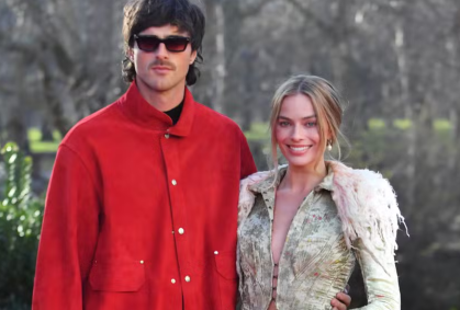 Look temático de Margot Robbie rouba a cena em pré-estreia de filme