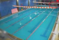 Vídeo: homem que jogou mistura em piscina cobriu rosto após reação química