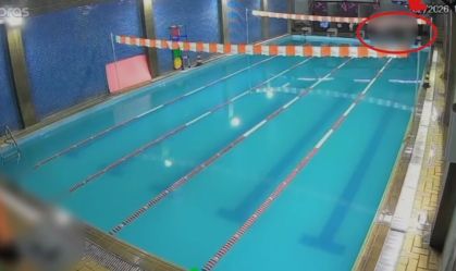 Vídeo: homem que jogou mistura em piscina cobriu rosto após reação química