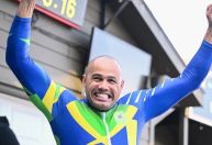 Bindilatti se despede em Milão-Cortina e doa capacete ao museu Olímpico