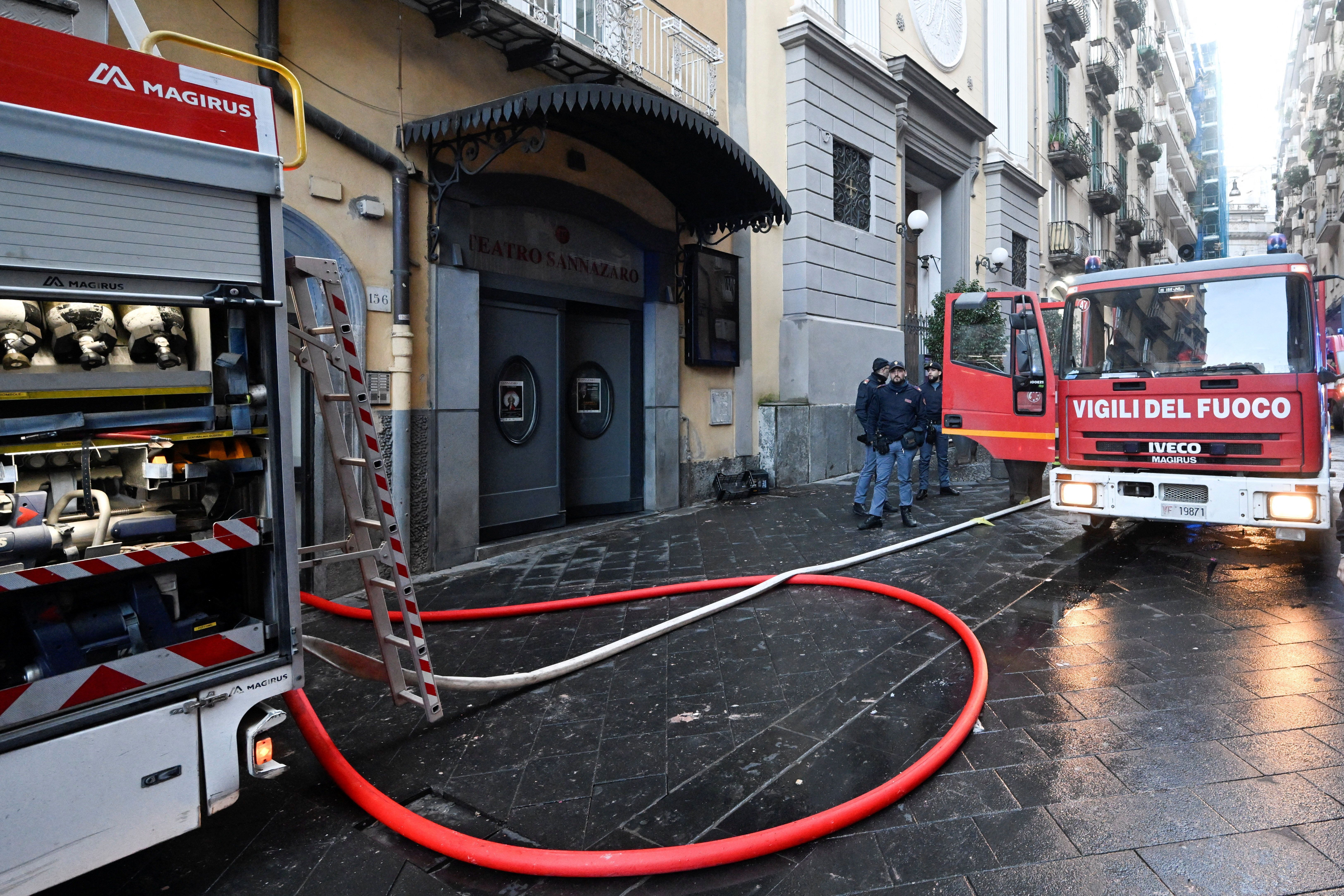 Entrada do Teatro Sannazaro, destruído em incêndio, em Nápoles, Itália