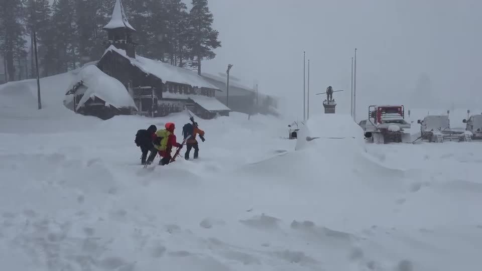 Equipe de resgate enviada ao local da avalanche na Califórnia, após esquiadores ficarem presos