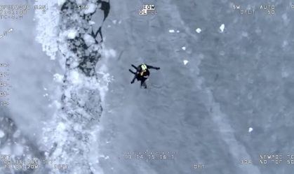 Vídeo: Equipes resgatam homens que caíram no gelo em Nova York