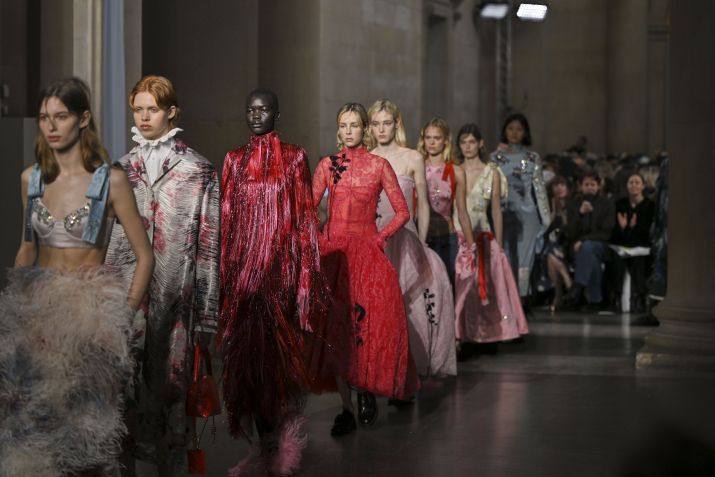 Modelos desfilaram na passarela da marca londrina Erdem, que celebra seu 20º aniversário • Jed Cullen/Dave Benett/Getty Images