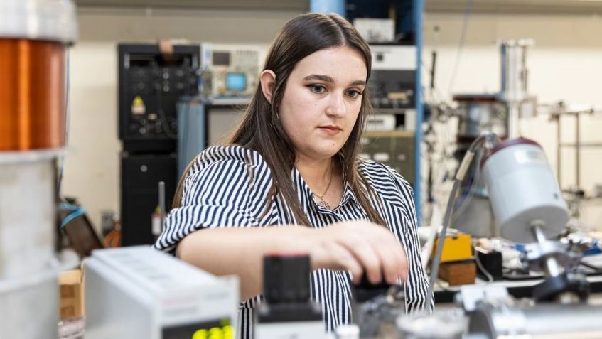 Pesquisa na Universidade de Sydney simula condições estelares para entender a formação de moléculas orgânicas no espaço • Fiona Wolf/Universidade de Sydney