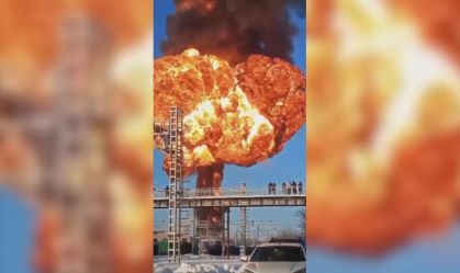 Veja momento em que grande explosão atinge estação de trem na Rússia