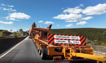 Megacarreta com carga destinada à Arábia Saudita avança pela Dutra, em SP
