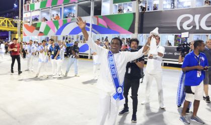 Neguinho ovacionado e barco que se transformou; veja desfile da Beija-Flor