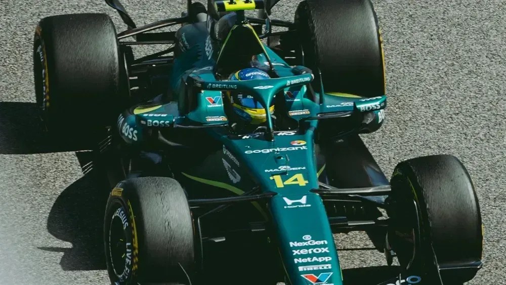Fernando Alonso em ação pela Aston Martin durante testes de pré-temporada