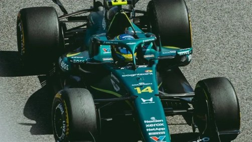 Fernando Alonso em ação pela Aston Martin durante testes de pré-temporada