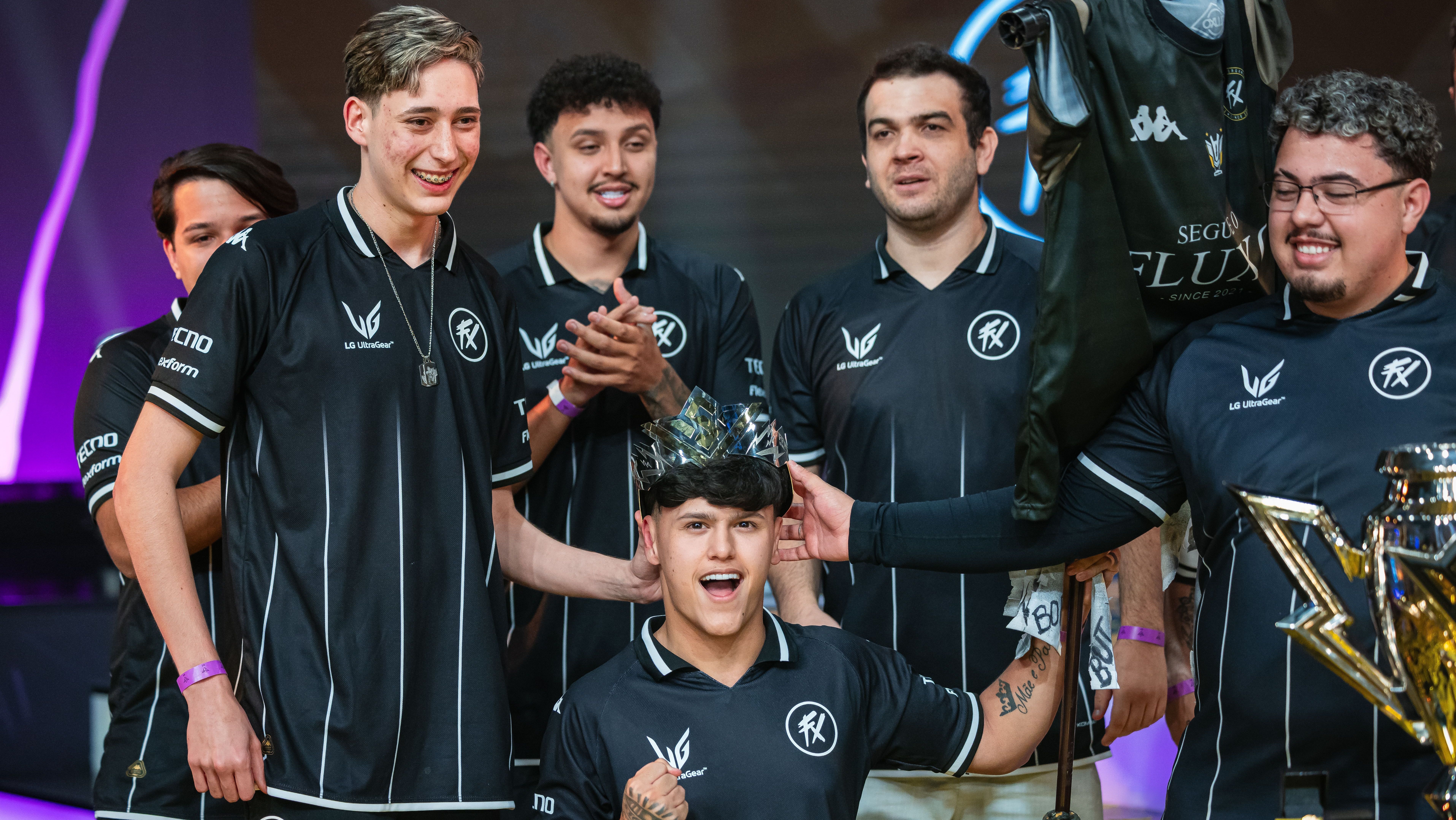 Equipe do Fluxo W7M comemora o título da COPA Free Fire 2026