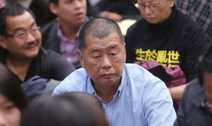 Jimmy Lai, magnata crítico de Pequim, é condenado a 20 anos de prisão