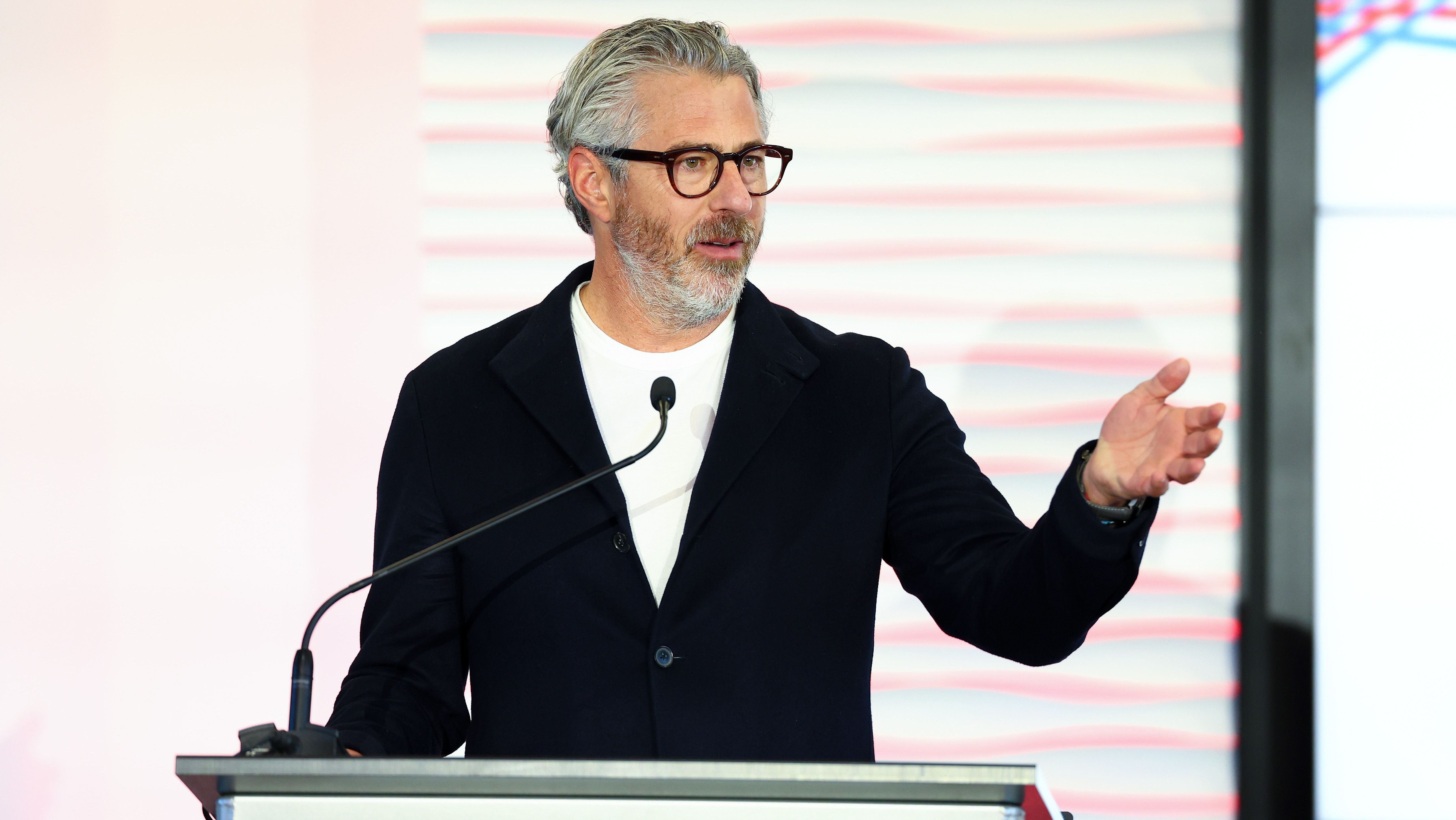 Casey Wasserman, presidente do Comitê Organizador dos Jogos Olímpicos de Los Angeles 2028, durante anúncio de parceria em Torrance, Califórnia, em junho de 2025