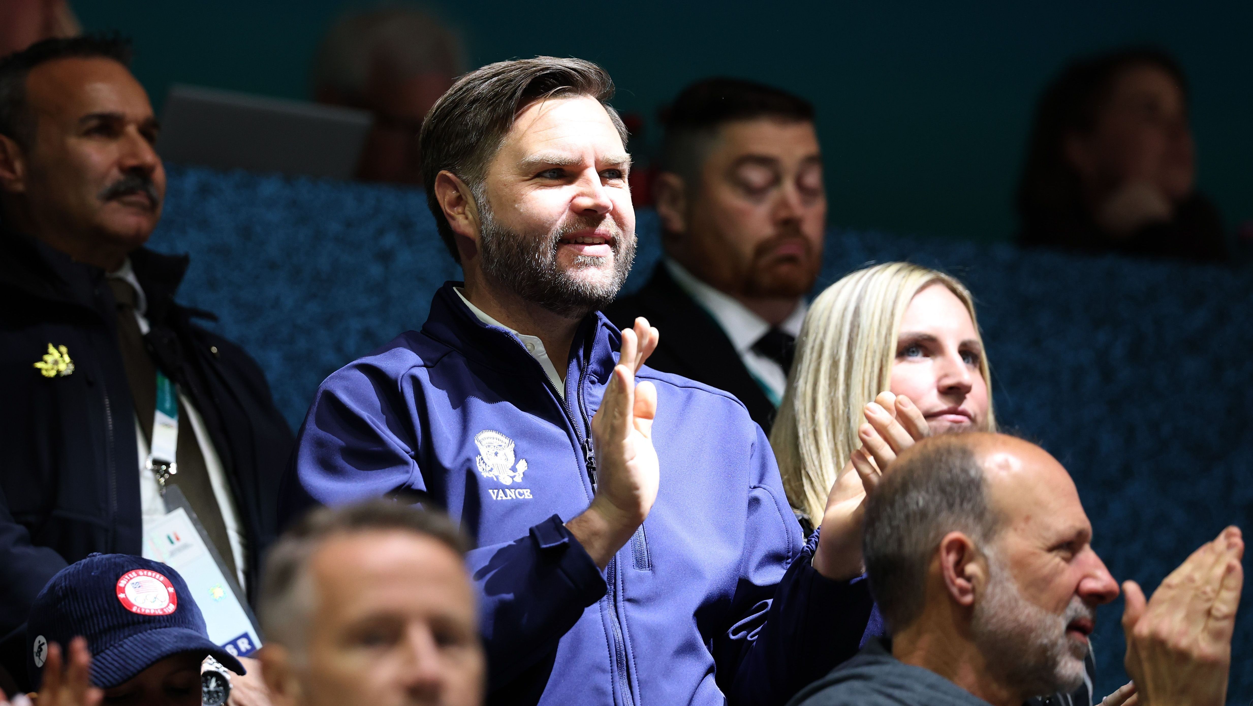 O vice-presidente JD Vance é visto na arquibancada durante a partida do Grupo A da fase preliminar feminina entre Estados Unidos e República Tcheca, no primeiro dia da Copa do Mundo de Milão-Cortina 2026.