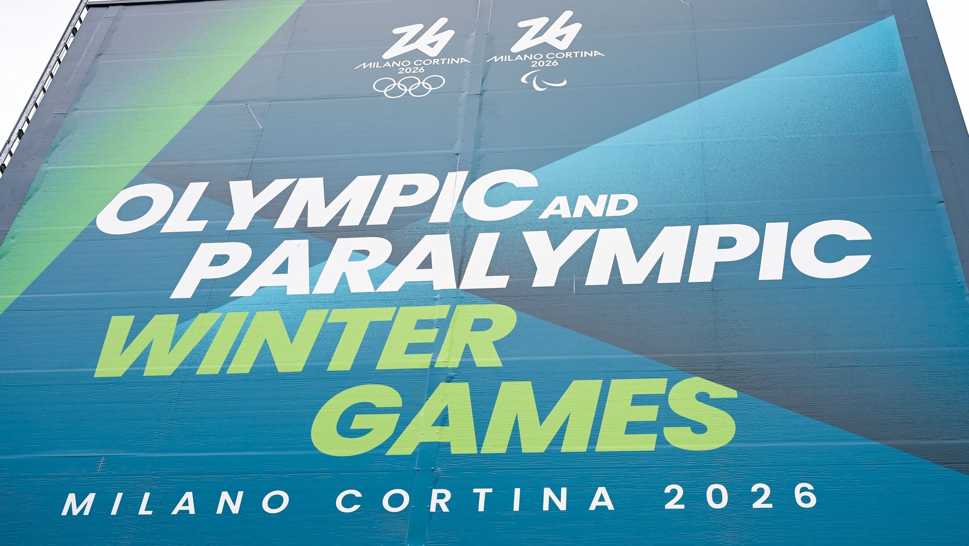 O logotipo dos Jogos Olímpicos e Paralímpicos de Inverno de Milão-Cortina 2026 é apresentado em Milão.
