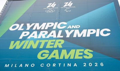 O logotipo dos Jogos Olímpicos e Paralímpicos de Inverno de Milão-Cortina 2026 é apresentado em Milão.