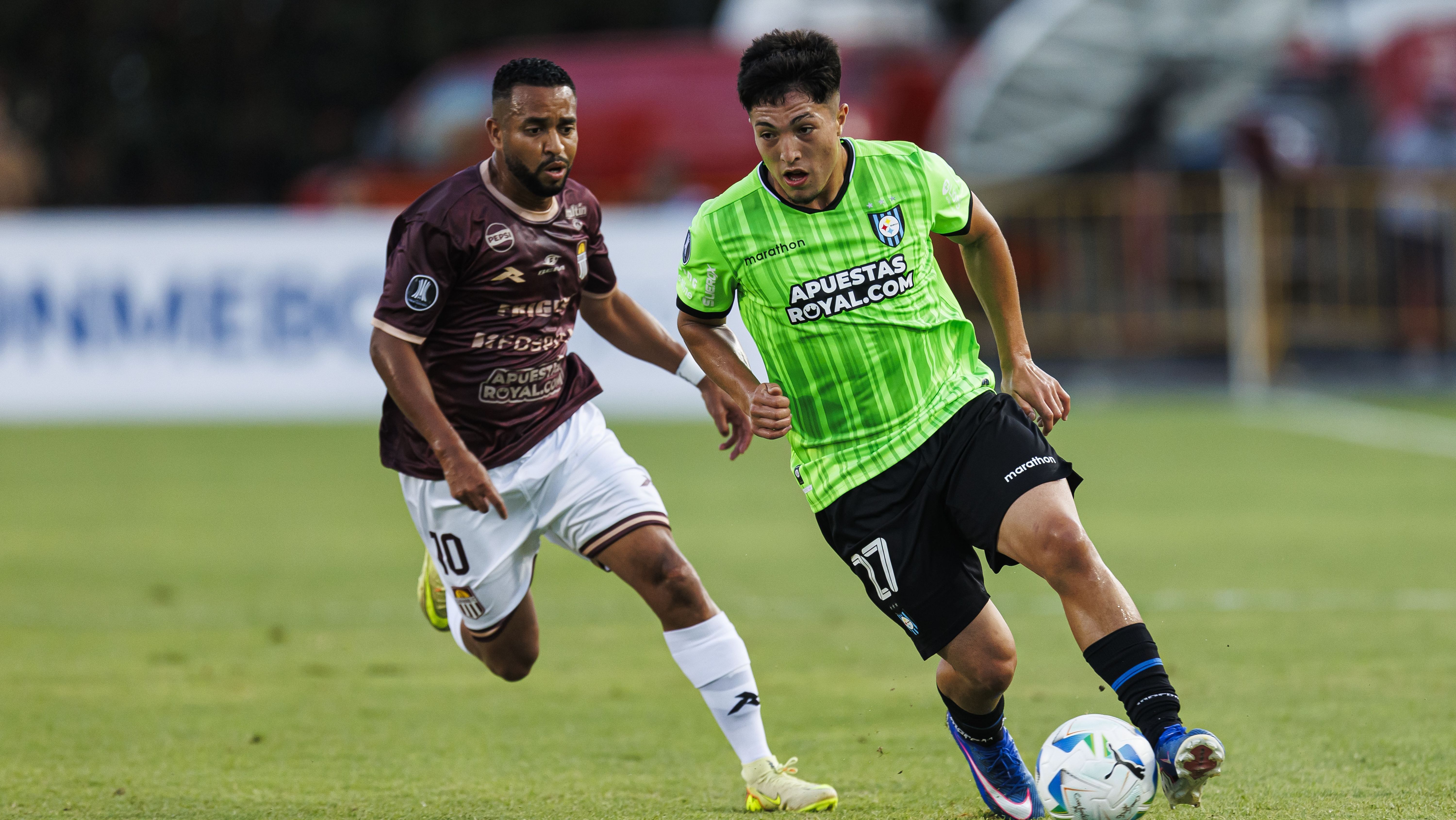 Huachipato e Carabobo no jogo de ida da segunda fase da Libertadores.
