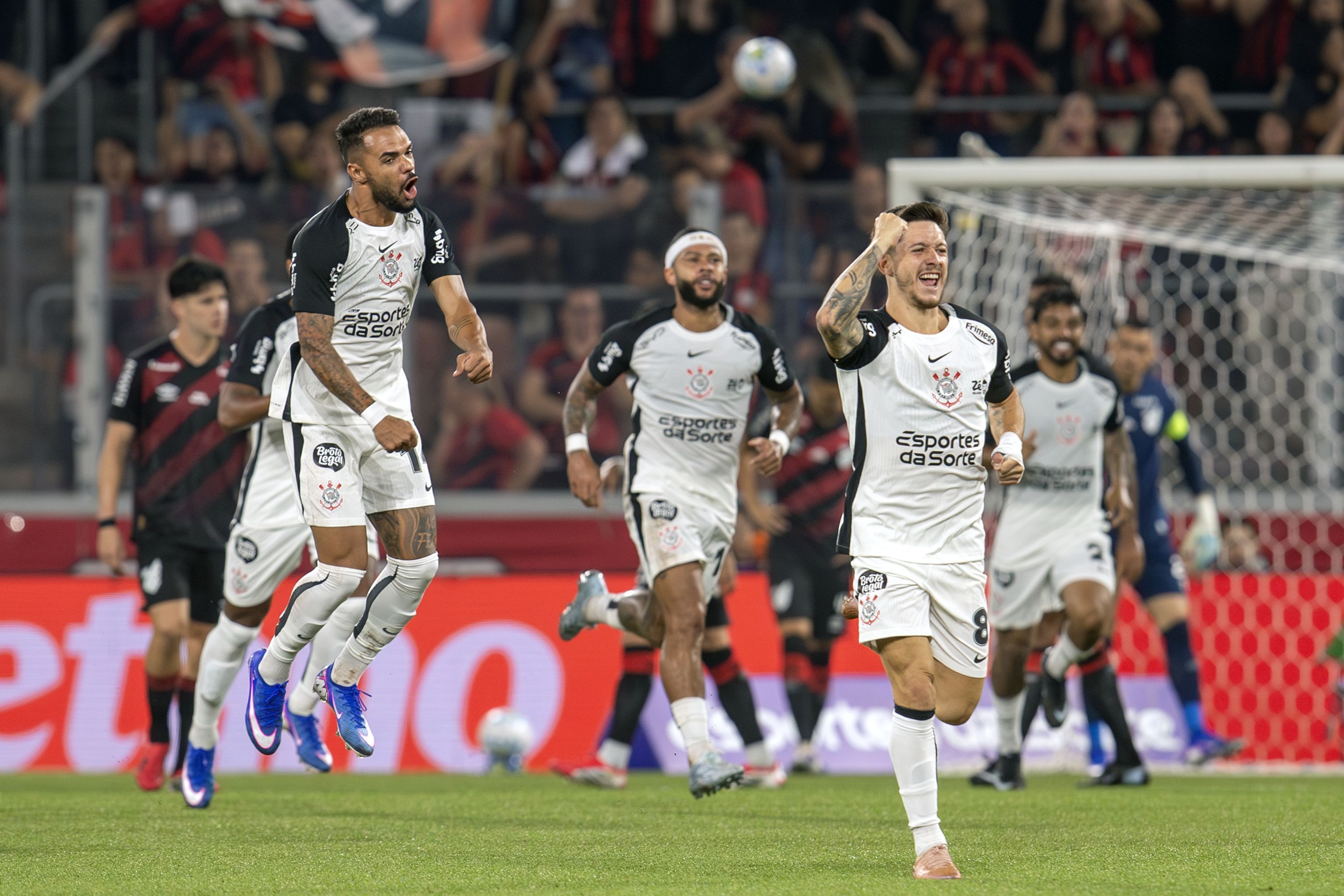 Garro comemora seu gol contra o Athletico-PR