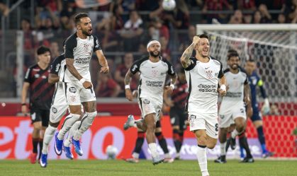 Garro comemora seu gol contra o Athletico-PR