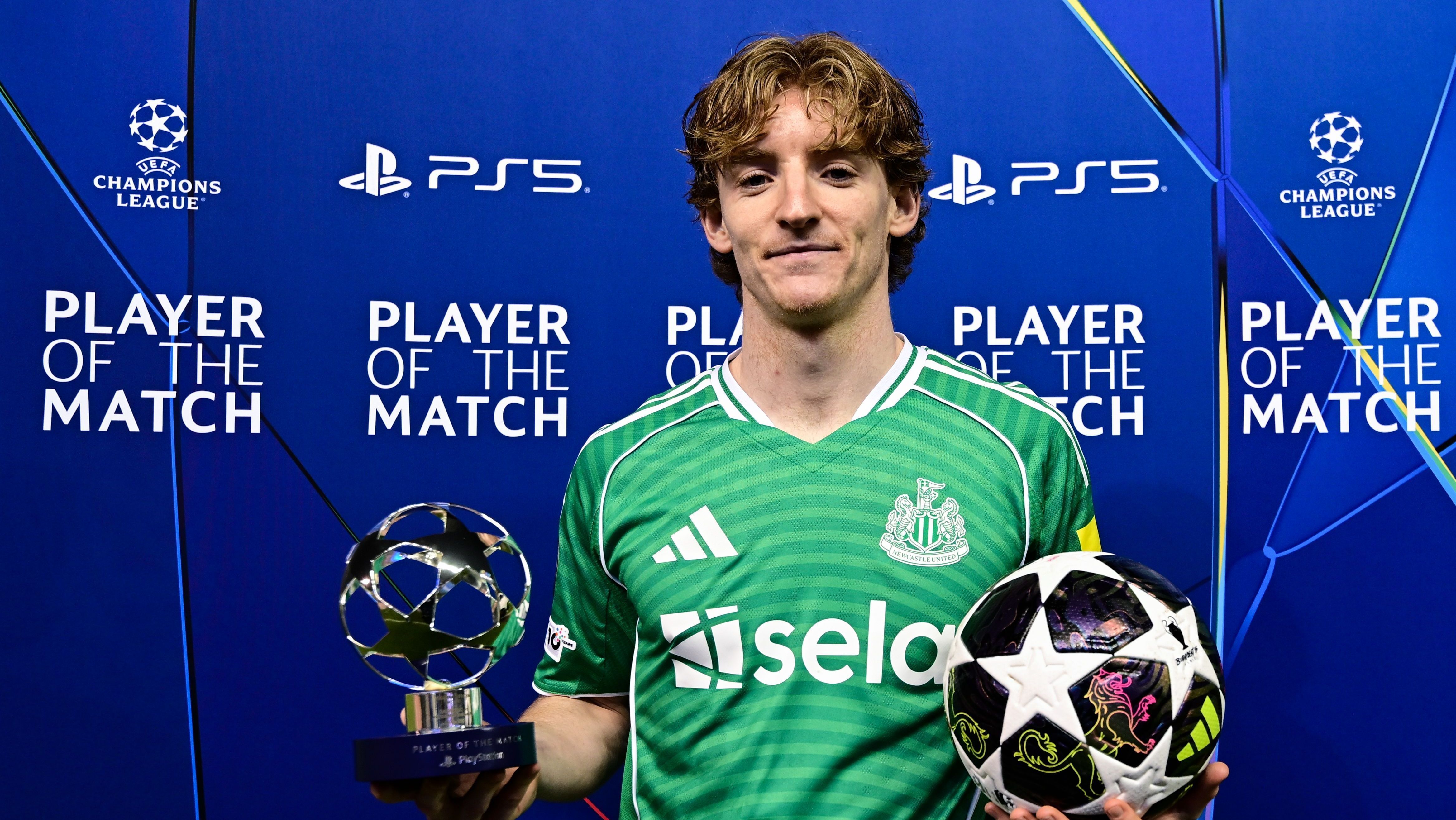 Anthony Gordon, do Newcastle, com o prêmio de melhor em campo após partida contra o Qarabag, pelos playoffs da Champions League.