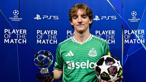 Anthony Gordon, do Newcastle, com o prêmio de melhor em campo após partida contra o Qarabag, pelos playoffs da Champions League.