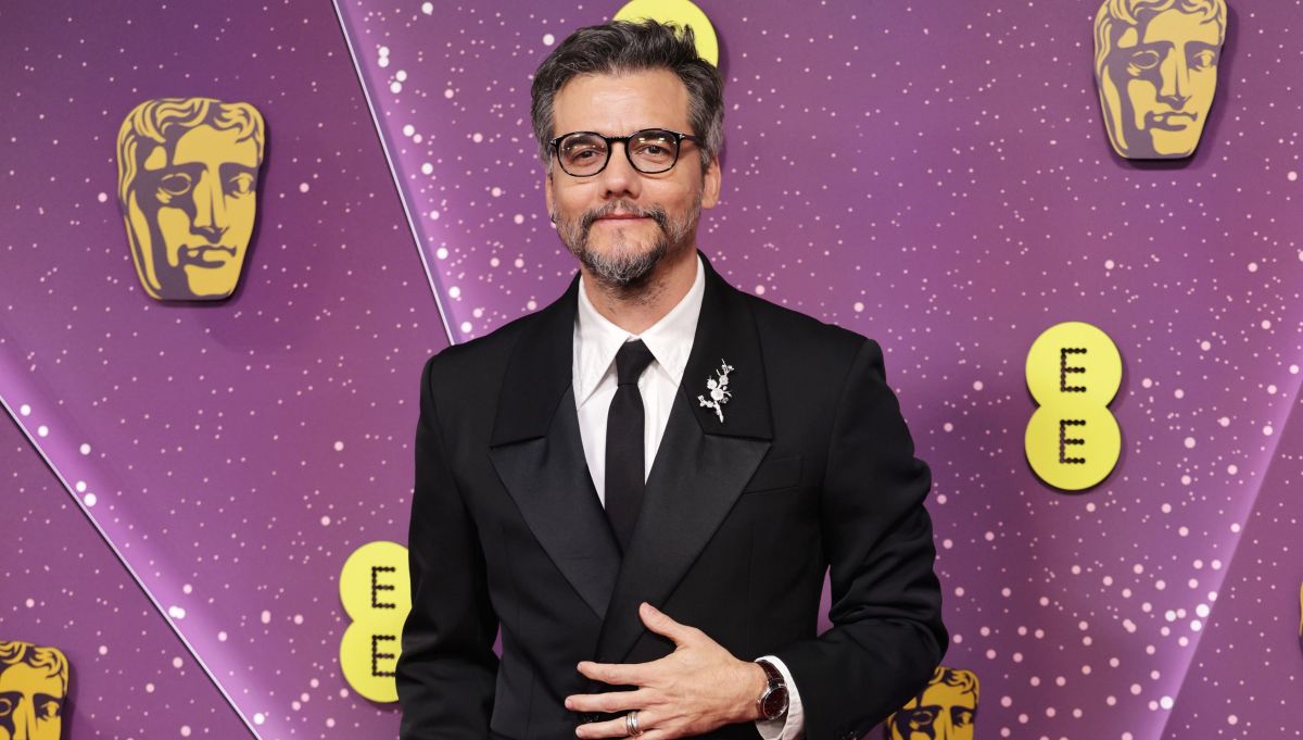 Humberto Carrão posa com filho de Wagner Moura em clique raro; veja