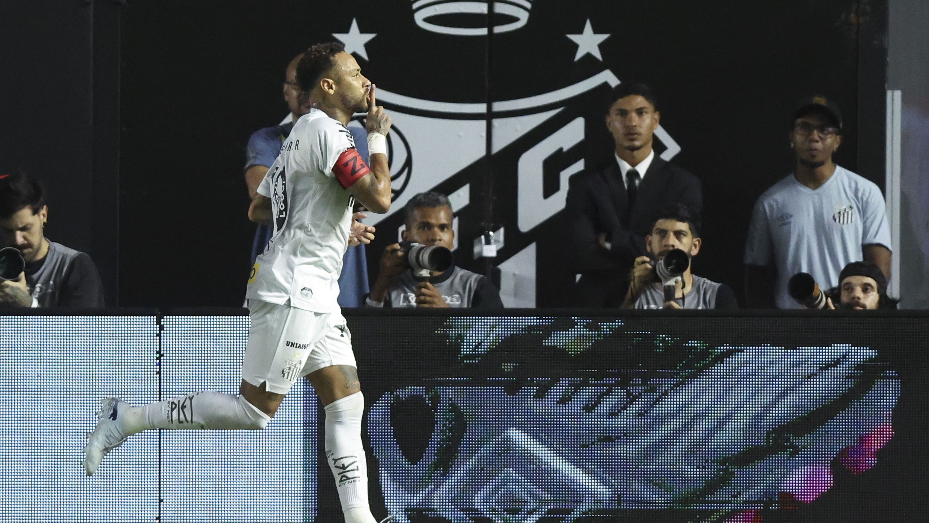 Neymar provoca torcida do Vasco após marcar na Vila Belmiro.
