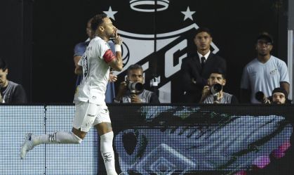 Neymar provoca torcida do Vasco após marcar na Vila Belmiro.