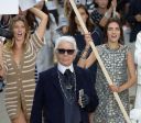 Gisele Bündchen menciona Lagerfeld e detalha convite para desfile de 2014