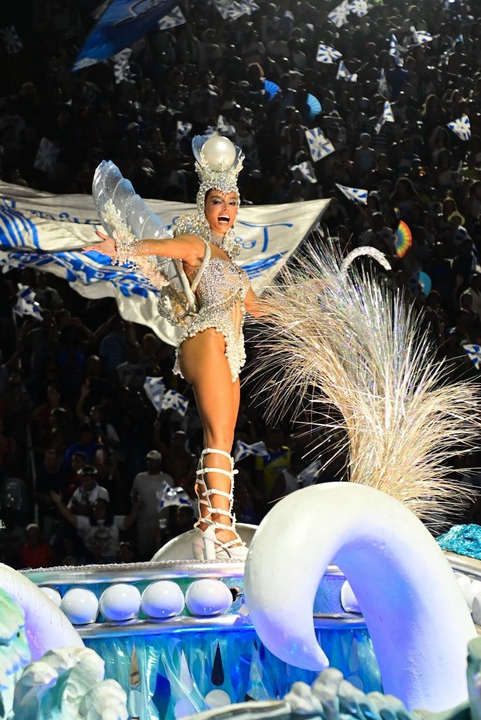 Giovanna Lancelotti abre desfile da Beija-Flor
