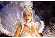 Giovanna Lancellotti abre desfile da Beija-Flor e exalta força do candomblé