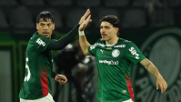Palmeiras goleia Vitória em Barueri e vence a primeira no Brasileirão