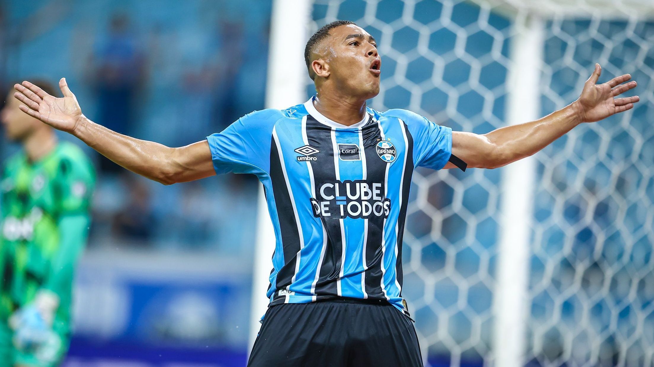 Carlos Vinícius anotou hat-trick na vitória do Grêmio sobre o Botafogo