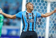 Grêmio vira sobre Botafogo em jogo de oito gols pelo Brasileirão