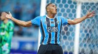Grêmio vira sobre Botafogo em jogo de oito gols pelo Brasileirão