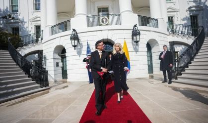 Petro ganha boné com slogan “Make America Great Again” de Donald Trump