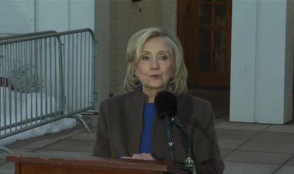 Cúmplice de Epstein foi acompanhante no casamento da filha de Hillary