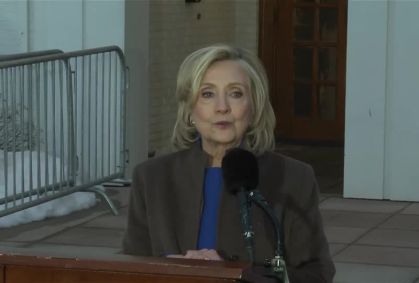 Cúmplice de Epstein foi acompanhante no casamento da filha de Hillary