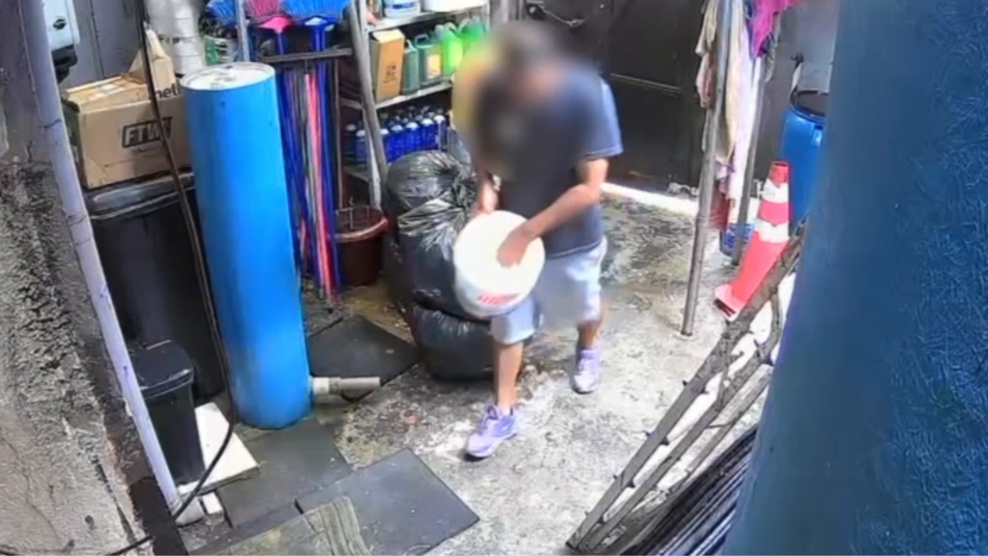 Imagens obtidas pela CNN Brasil mostram o momento em que um homem manipula o produto químico que teria resultado na morte da mulher