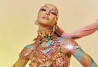 Sabrina Sato usa 3 mil cristais Swarovski em ensaio técnico na Sapucaí